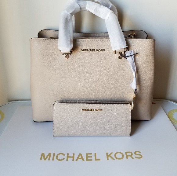 Michael Kors Handbags - New Michael Kors Savannah Bag and Wallet